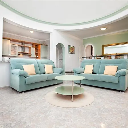 Vila Puerto Del Carmen Sleeps 7 With Pool Air Con And Wifi *