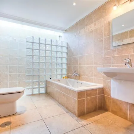 Vila Puerto Del Carmen Sleeps 7 With Pool Air Con And Wifi